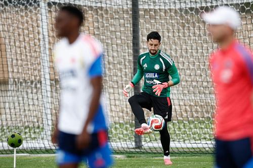 El arquero Camilo Vargas fue el jugador con la mayor cantidad de intentos de ruptura con 28, ante Uzbekistán, es decir que bloqueó la posibilidad de los adversarios de recibir balones en un espacio vacío o superar a la línea defensiva colombiana. (Foto: AFP)
