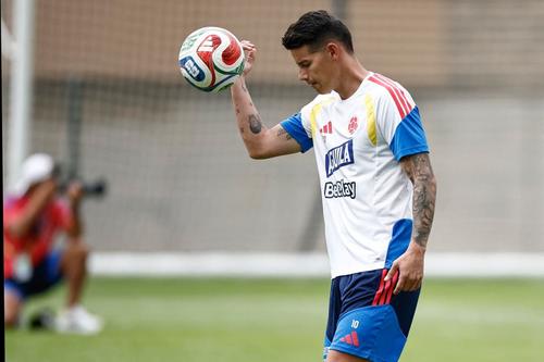James Rodríguez fue el futbolista con más centros en el debut de Colombia, con 5. (Foto: AFP)