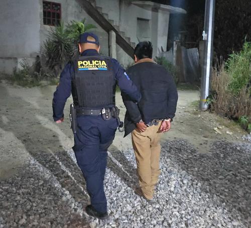 Este hombre podría pertenecer a una banda dedicada al robo de vehículos. (Foto: PNC)