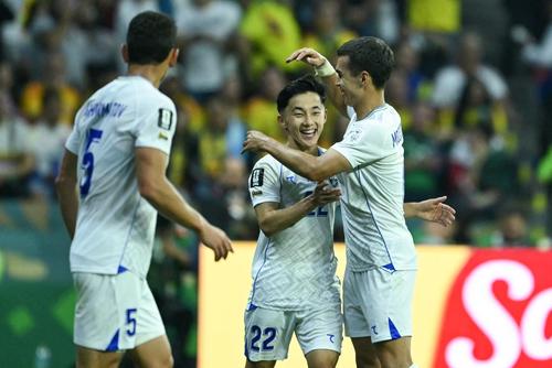 Abbosbek Fayzullaev de los "Lobos Blancos" registró la mayor cantidad de precisiones defensivas, con 42, ante Colombia. (Foto: AFP)