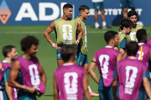 Cristiano Ronaldo acumula 10 partidos y 33 disparos sin marcar en una gran competición (Mundial o Eurocopa), desde su gol de penal ante Ghana en Catar 2022. (Foto: AFP)