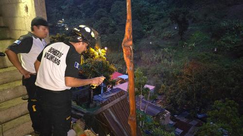 Socorristas evacuaron a las familias luego del deslave. (Foto: CVB)