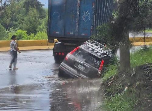 Una camioneta también terminó encunetada en el kilómetro 22 de la ruta al Pacífico. (Foto: Redes sociales)