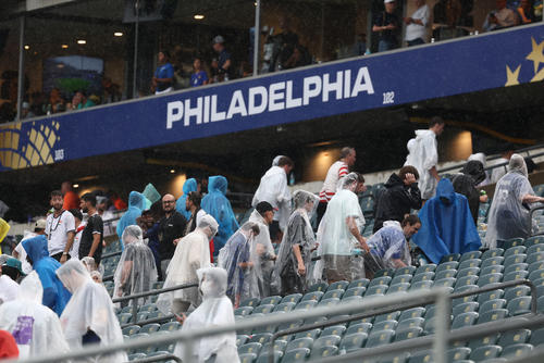 Aficionados debieron buscar refugio debido a las lluvias. (Foto: AFP)