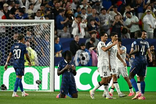 El centrocampista festejó el triunfo de rodillas. (Foto: AFP)