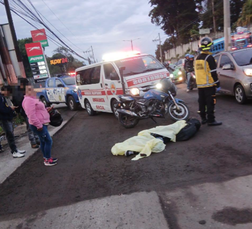 El motorista fallecido obstaculiza el paso en esta vía. (Foto: PMT Villa Canales)