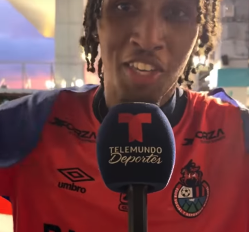 El aficionado apareció portando una camisola del Municipal. (Foto: captura de video)