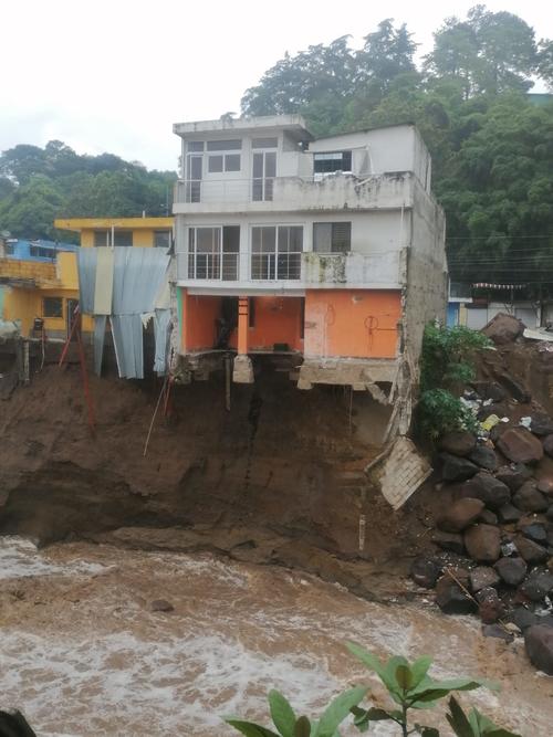 Nueve viviendas quedaron en riesgo de caer al río. (Foto: Cortesía)