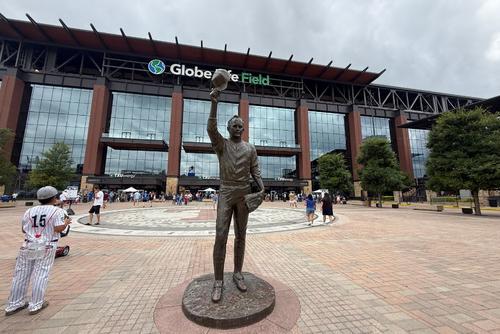 Afuera del estadio hay un monumento dedicado al pitcher Lynn Nolan Ryan, quien jugó en la MLB 27 temporadas. (Foto: Pedro Mijangos)