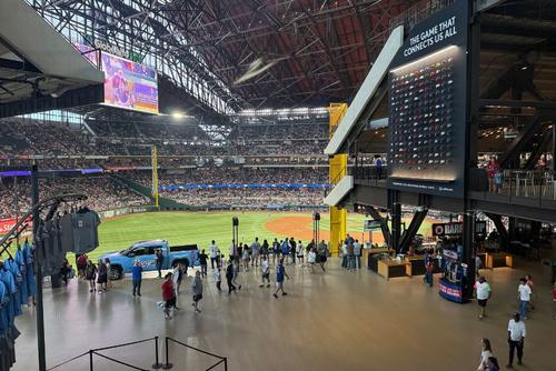 El renovado estadio de los texanos también un centro comercial. Atractivo para ir a ver partidos. (Foto: Pedro Mijangos)