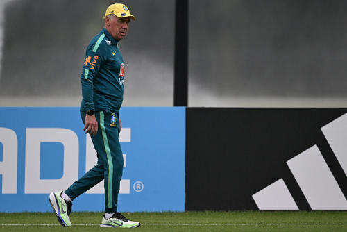 Ancelotti durante el entreno de la Verdeamarelha de este martes. (Foto: AFP)