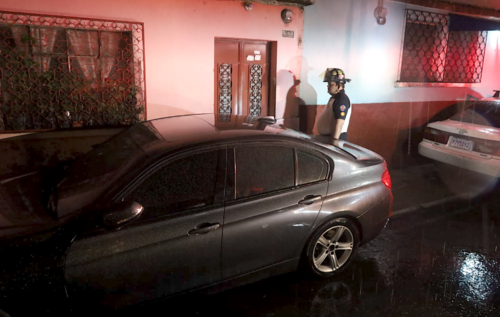 La víctima fue localizada frente a una vivienda de la zona 3. (Foto: CVB)