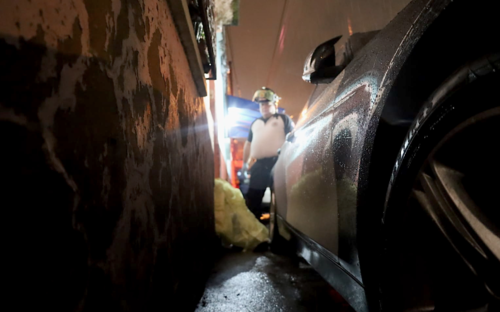 Los residentes de la vivienda escucharon un fuerte golpe en una de las puertas de su casa y al salir a ver localizaron a la víctima. (Foto: CVB)
