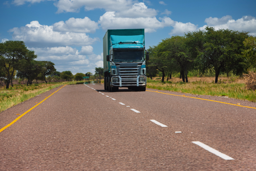 La infraestructura vial es clave para mejorar la expansión del sector de alimentos y bebidas en el país. (Foto: Canva/Soy502)