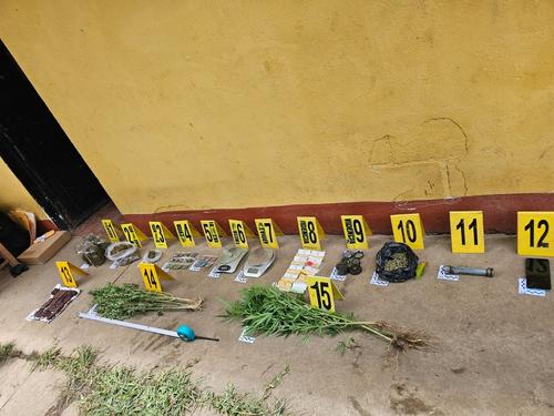 En la vivienda fueron halladas bolsas y frascos con marihuana, una balanza, trituradoras y las galletas hechas con la droga. (Foto: PNC)