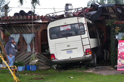 El autobus terminó dentro del restaurante. (Foto: Julio Bala/colaborador)