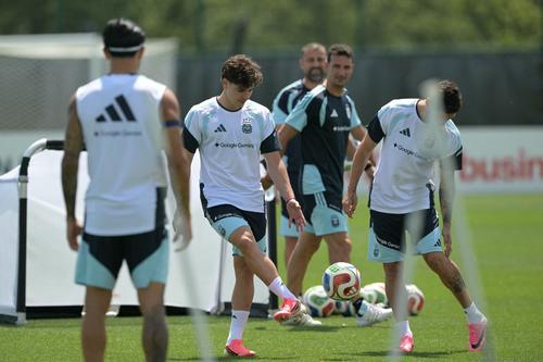 Julián Álvarez llamó la atención durante el entreno del conjunto sudamericano. (Foto: AFP)