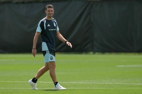 Scaloni trabajó con los suplentes en una sesión ligera de recuperación. (Foto: AFP)