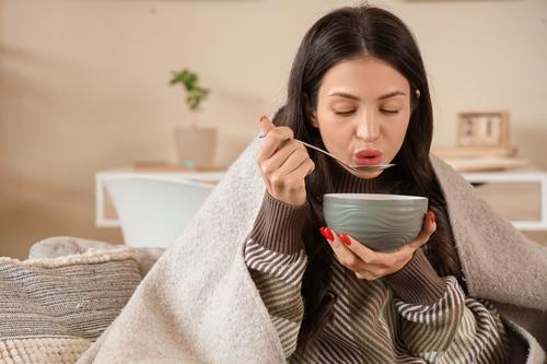 Las sopas ayudan a aliviar los síntomas del resfrío y te hacen sentir mejor. (Foto: Shutterstock)