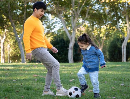 Un partido de pelota puede ser el mejor plan para compartir tiempo juntos. (Foto: Shutterstock)