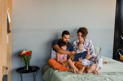 Dejar a un lado las preocupaciones y disfruta de leer un cuento en familia. (Foto: Shutterstock)