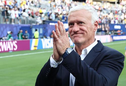 Deschamps agradeció las muestras de cariño del público, sobre todo por el reciente fallecimiento de su madre. (Foto: AFP)