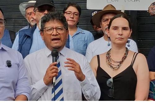 El abogado del equipo de la agrupación Usac Dire, Aníbal García asegura que Mazariegos no puede asumir sin finiquito. (Foto: Wilder López/Soy502)