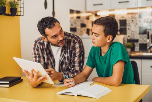 Apoya a tus hijos en la búsqueda de una carrera sin imponer tu opinión sobre lo que deben elegir. (Foto: Shutterstock)