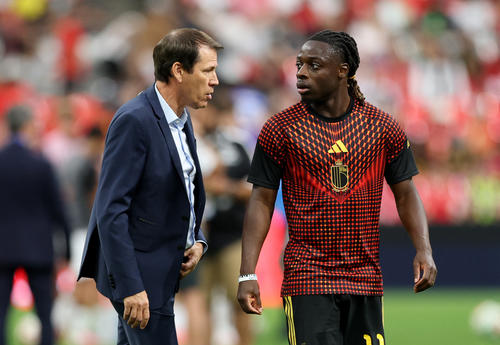 Rudi García dando indicaciones a Doku en un calentamiento de la selección belga. (Foto: AFP)