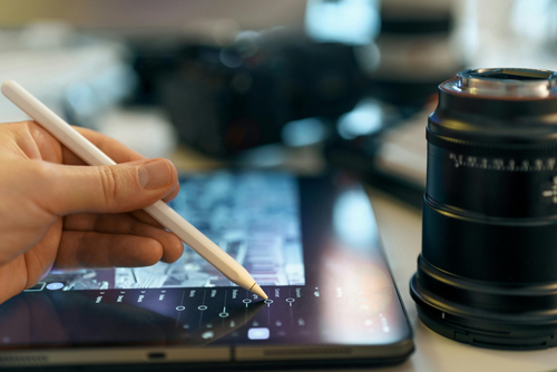 Se estima que la digitalización y la modernización institucional dictan la pauta de las inversiones empresariales en el país. (Foto: Canva/Soy502)