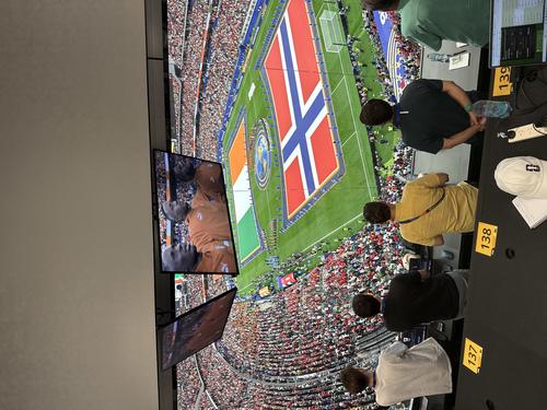Vimos a Haaland desde la cancha con nuestro fotógrafo y en la tribuna de medios con nuestro redactor. (Foto: Pedro Mijangos)