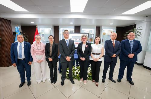 Foto oficial de las autoridades guatemaltecas y peruanas previo a la entrada en vigencia del TLC entre ambos países. (Foto: Mineco/Soy502)