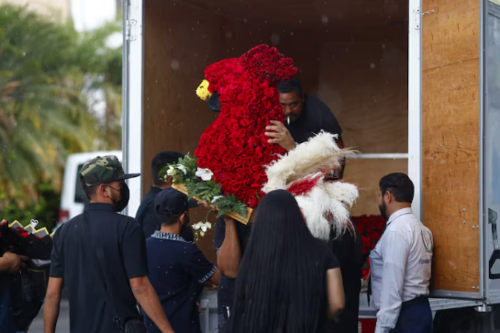 Un arreglo floral con forma de gallo fue visto en el cementerio. (Foto: Jalisco Rojo)