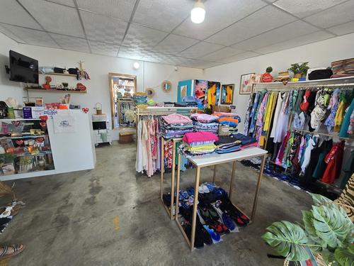 En Boutique Arena, en la calle principal, puedes encontrar variedad de prendas para la ocasión. (Foto: Romario Aguilar/Colaborador)