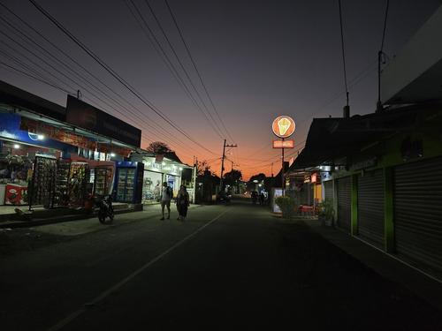 Turistas o ciudadanos guatemaltecos disfrutan de las calles del Paredón. (Foto: Romario Aguilar/Colaborador)