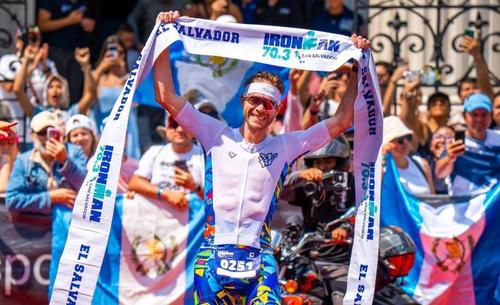 Varios guatemaltecos apoyaron y festejaron el triunfo de Tejada. (Foto: INDES)