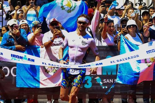 Felicitado por los salvadoreños, el guatemalteco se consagró en el Iroman. (Foto: INDES)
