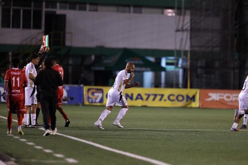 Así entró Contreras a la cancha luego de varios meses en recuperación por una lesión. (Foto: Juan Mijangos)