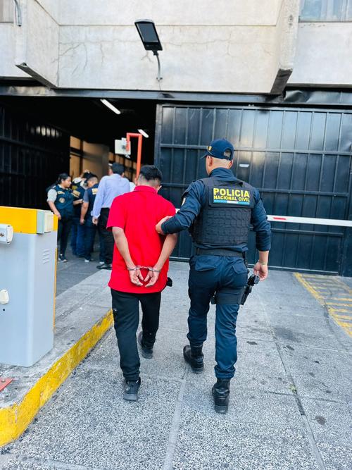 El sospechoso utilizaba un alambre con pegamento para extraer billetes. (Foto: PNC)