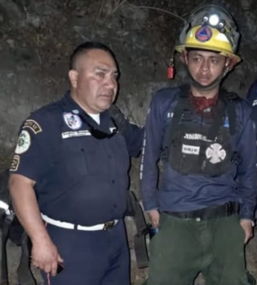 Padre e hijo luego de la recuperación de los cuerpos de dos brigadistas fallecidos durante el sofocamiento de un incendio forestal. (Foto: ASONBOMD/Tactic)