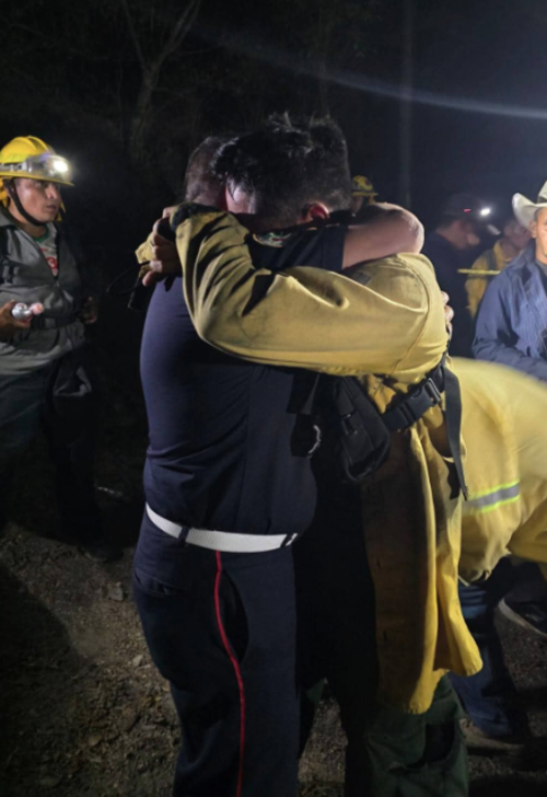 El comandante Juan Gabriel Xol y su hijo, Nielsen Xol Chiquín al reencontrarse tras la búsqueda de los dos elementos caídos. (Foto: ASONBOMD/Tactic)