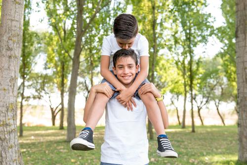 La relación entre hermanos se construye día a día con respeto y afecto. (foto: shutterstock)