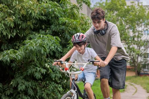 El tiempo de calidad compartido fortalece el vínculo fraterno. (foto: shutterstock)