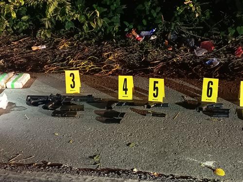 Además de las armas se incautaron 11 teléfonos y un radiotransmisor. (Foto: PNC)