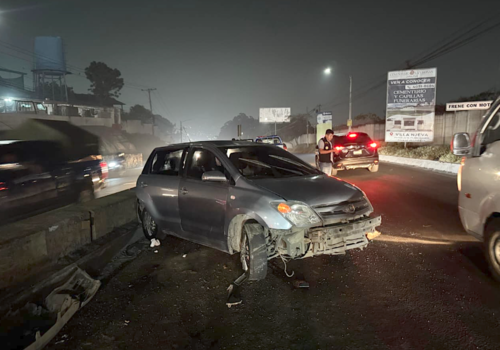 La ahora detenida se estrelló contra los separadores de carril en el kilómetro 17.5 de la ruta al Pacifico. (Foto: PNC)