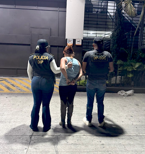 La ahora detenida fue trasladada al juzgado de la localidad. (Foto: PNC)