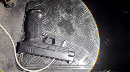 La capturada no supo explicar la procedencia del arma de fuego ni contaba con los documentos legales. (Foto: PNC)