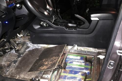 Los paquetes estaban escondidos en el tablero y debajo de los sillones de la camioneta. (Foto: PNC)