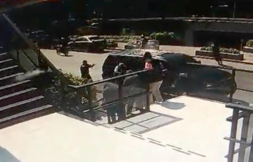 Momento en que sicarios disparan en contra de Mirian Reguero y su mamá en marzo de 2024. (Foto: captura de pantalla)