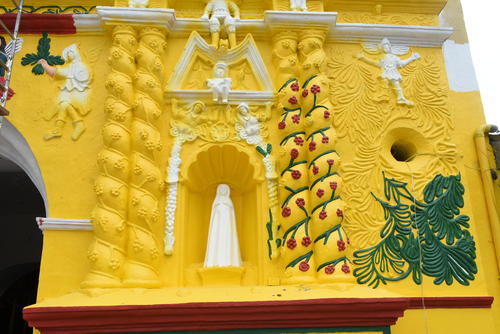 Los pintores avanzan con la puesta de color en los detalles en relieve de la iglesia. (Foto: José García)